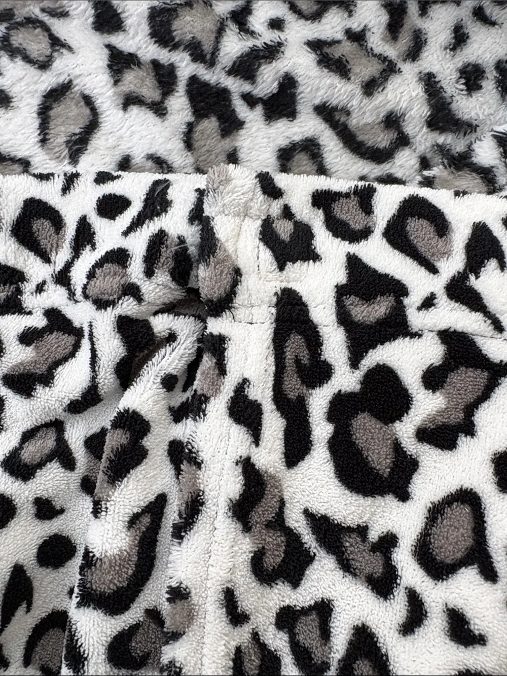 Sleeved Fleece Blanket / One Size Leopard Print